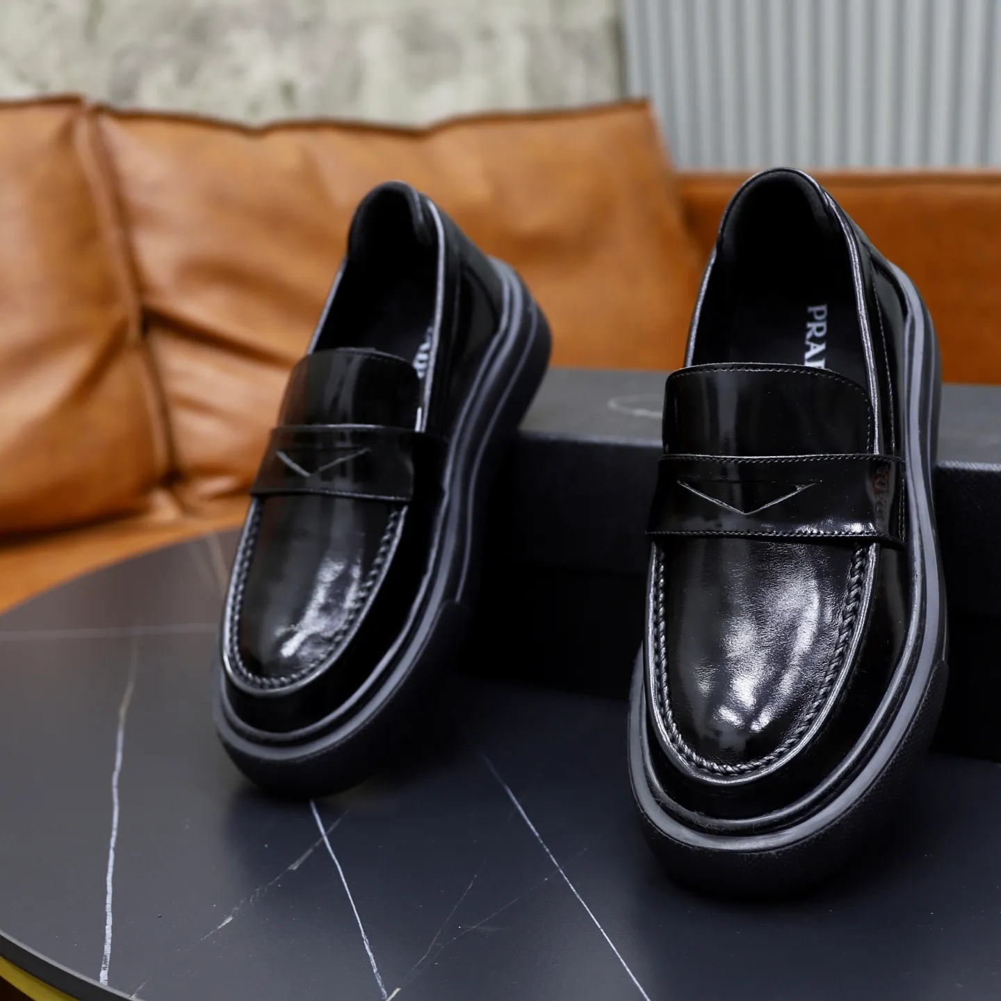 Ex-factory price: 500💰🙅‍♂️🙅‍♂️🙅‍♂️ Brand: PRADA Standard code: Men's code 38-44 (45 can be customized) Grade: Same style as the official website Original order quality Material: Original cowhide surface Comfortable lining Original outsole Style category: Men's fashionable casual leather shoes Distinguished big-name luxury elements Top luxury Color: Color of the actual picture